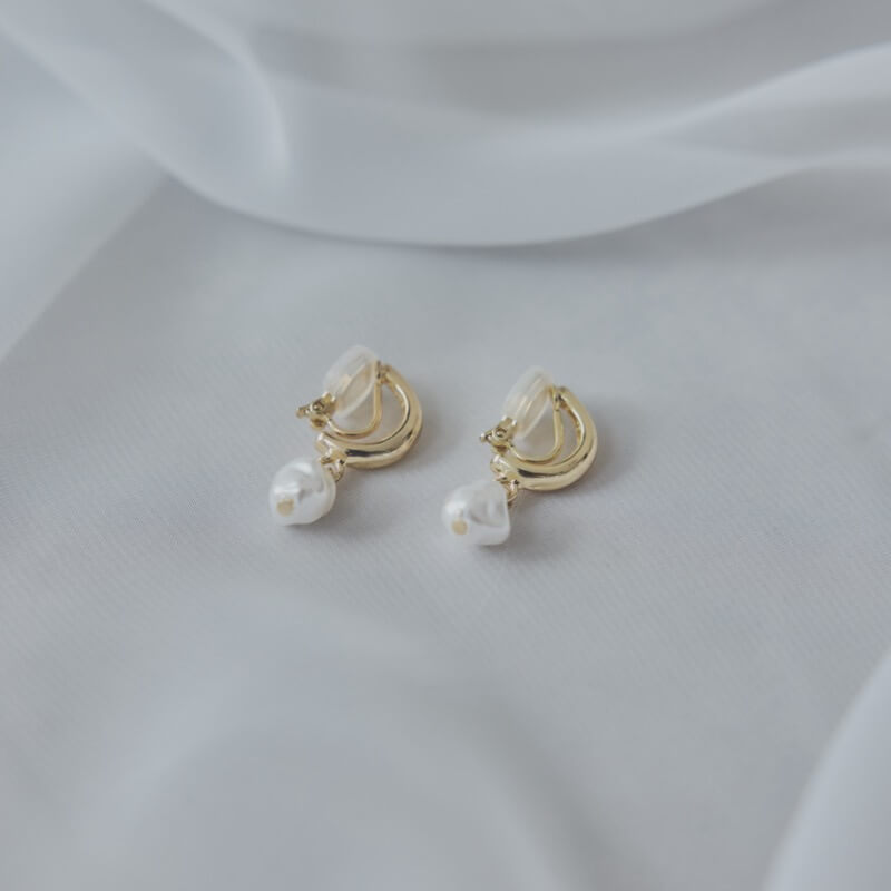 ゴールドフープのドロップイヤリング