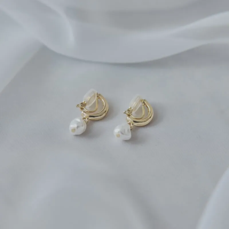 ゴールドフープのドロップイヤリング