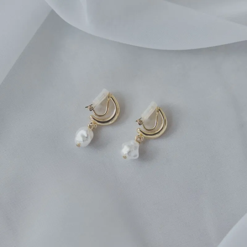 ゴールドフープのドロップイヤリング