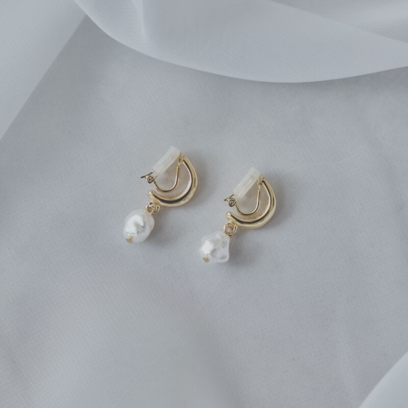 ゴールドフープのドロップイヤリング