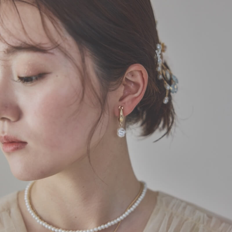 ゴールドフープのドロップイヤリング