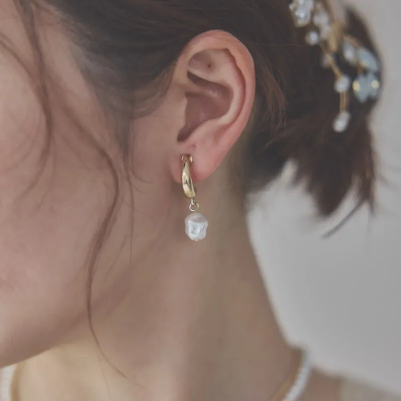 ゴールドフープのドロップイヤリング