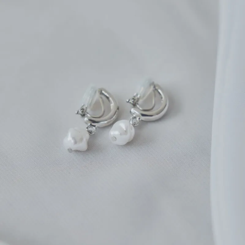 シルバーフープのドロップイヤリング