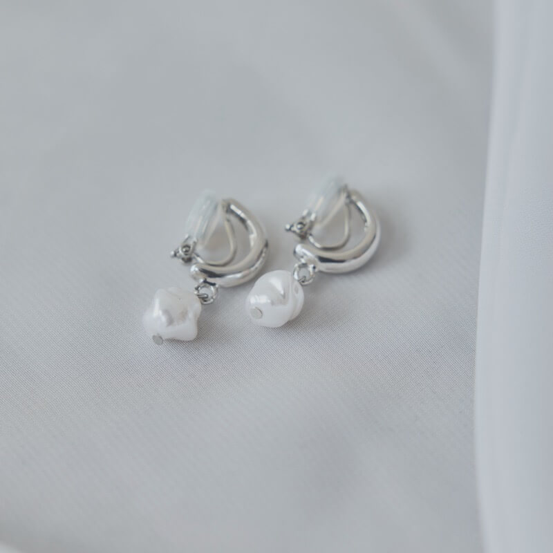 シルバーフープのドロップイヤリング