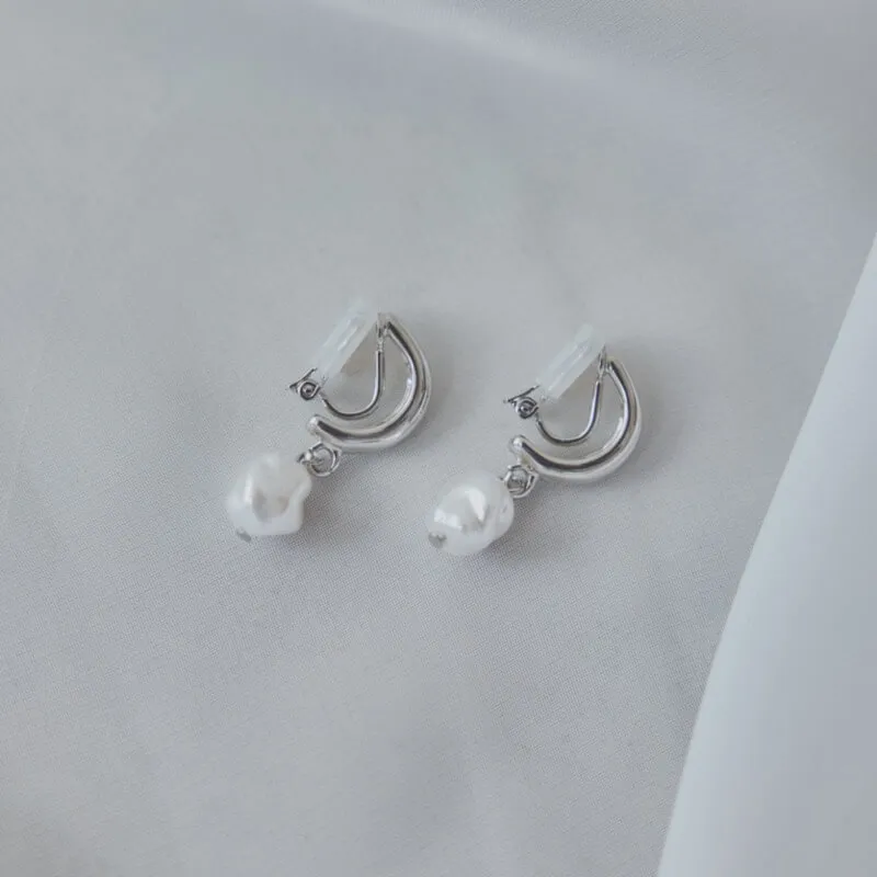 シルバーフープのドロップイヤリング