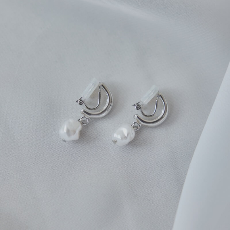 シルバーフープのドロップイヤリング