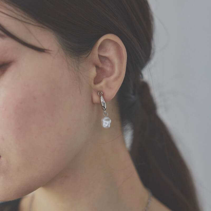 シルバーフープのドロップイヤリング