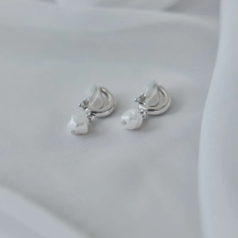 シルバーフープのドロップイヤリング