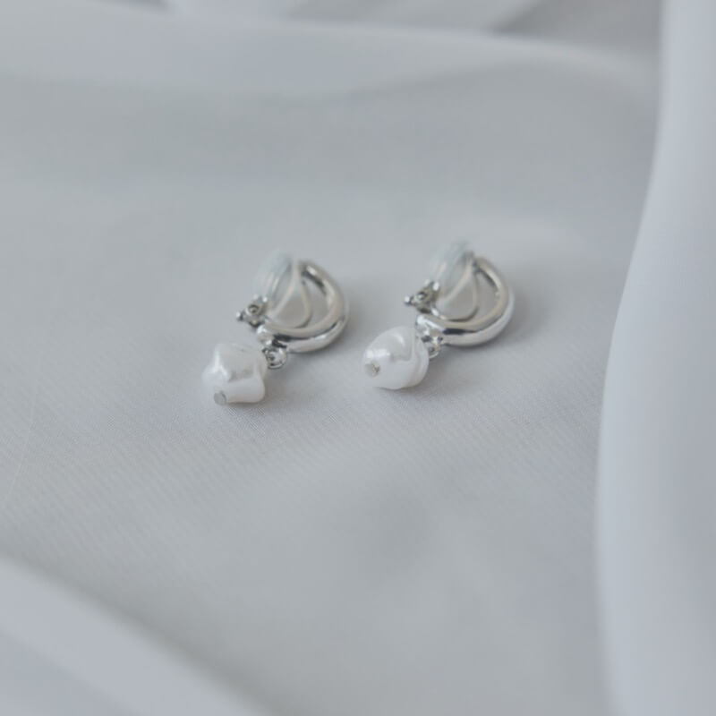 シルバーフープのドロップイヤリング