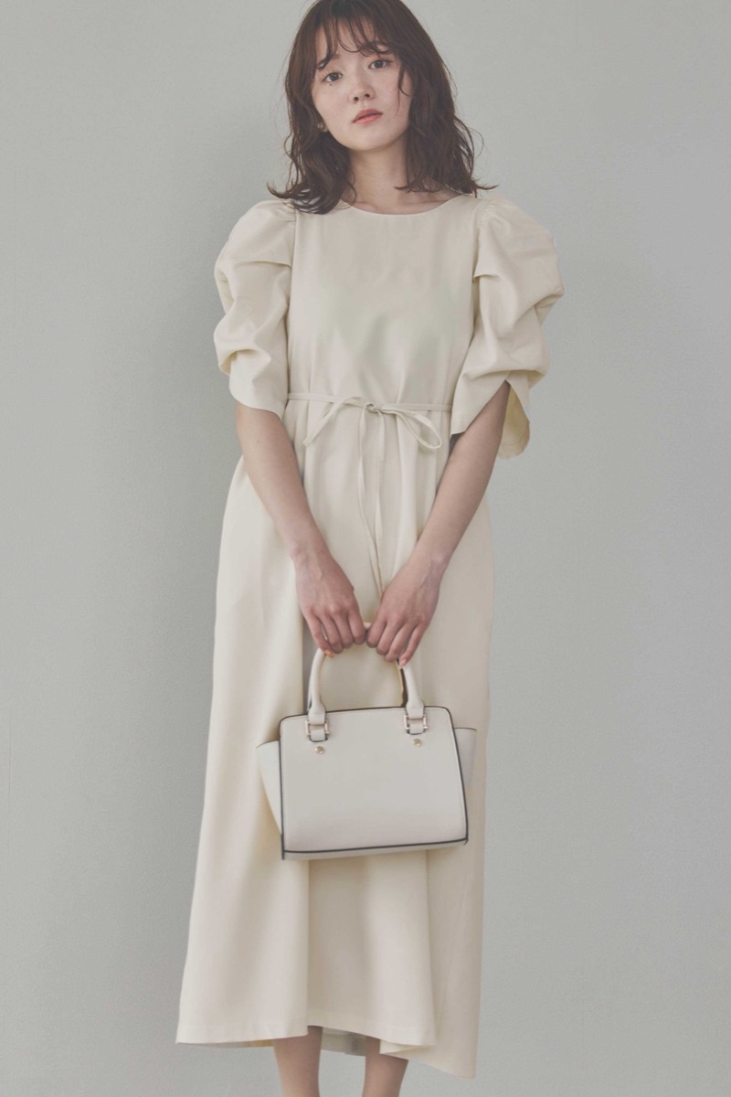 エクリュのボリューム袖Iラインワンピース