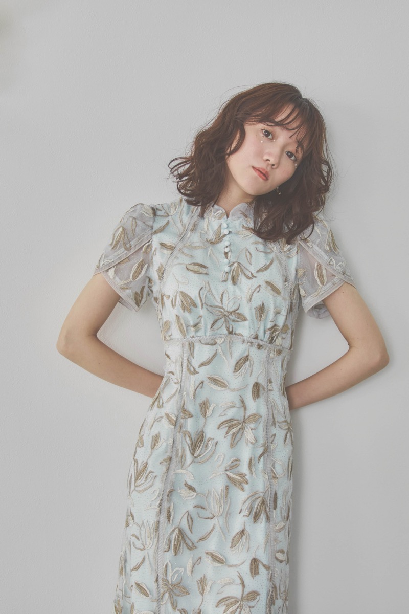 ライトブルーのチューリップスリーブエンブロイダリードレス