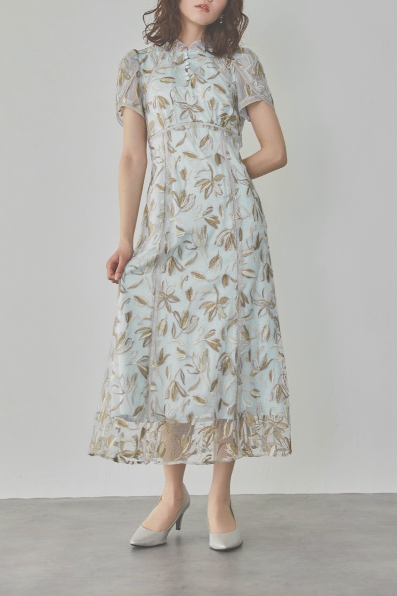 ライトブルーのチューリップスリーブエンブロイダリードレス