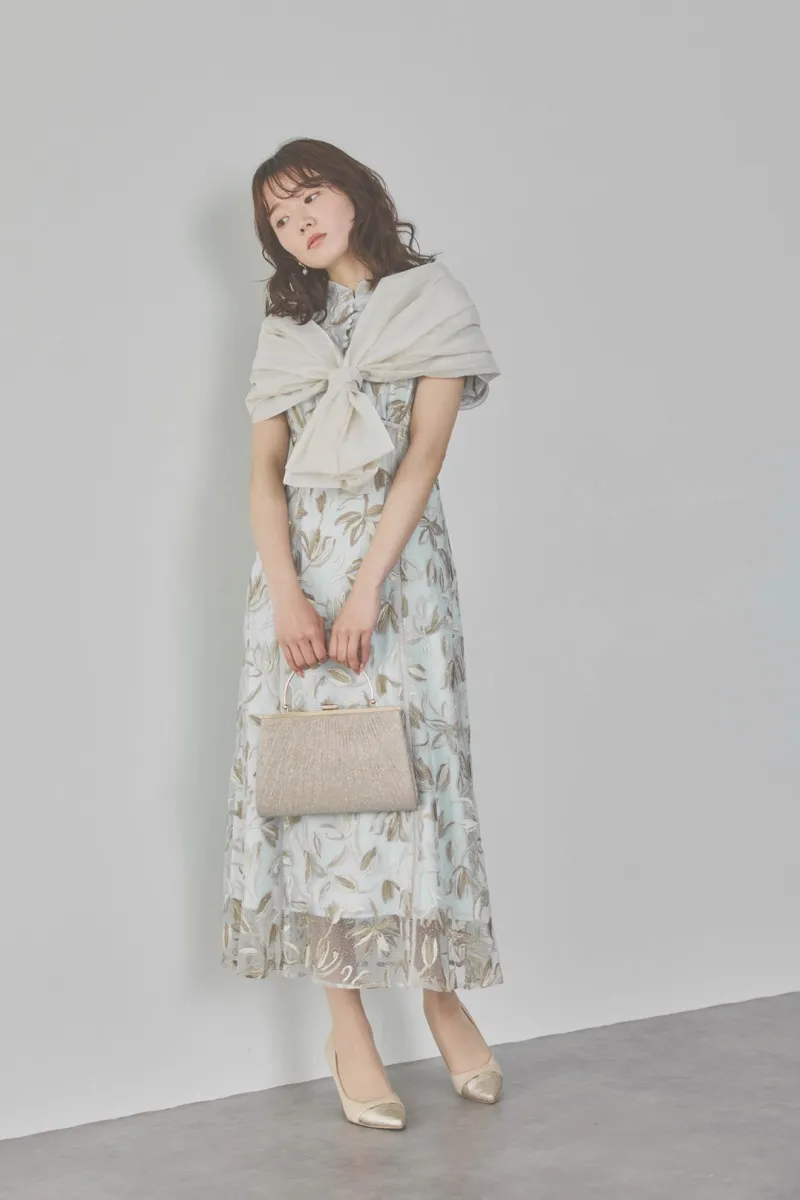 ライトブルーのチューリップスリーブエンブロイダリードレス