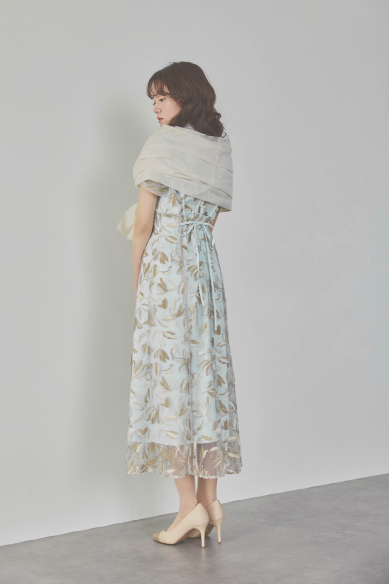 ライトブルーのチューリップスリーブエンブロイダリードレス