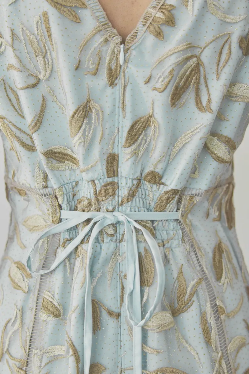 ライトブルーのチューリップスリーブエンブロイダリードレス