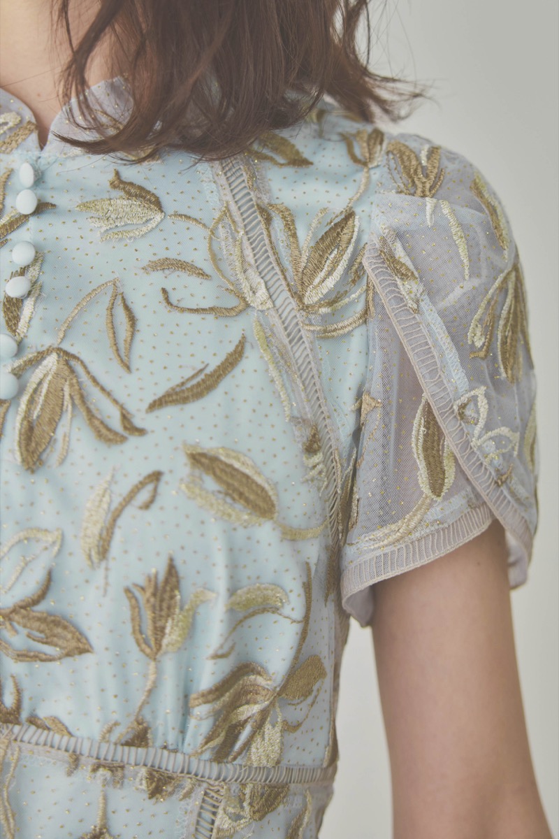 ライトブルーのチューリップスリーブエンブロイダリードレス