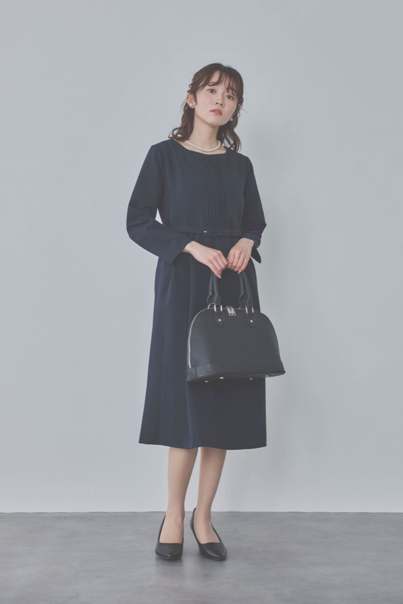 ネイビーのストレッチフレアワンピース