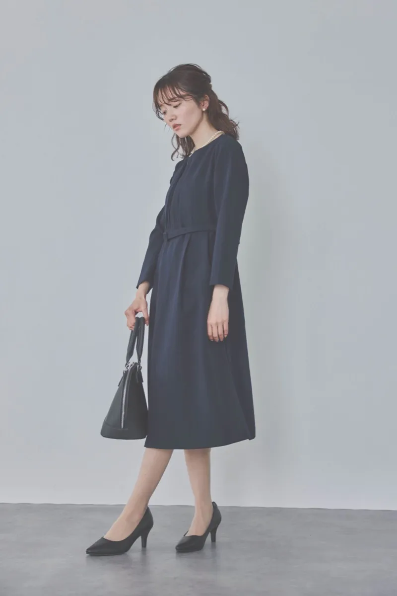 ネイビーのストレッチフレアワンピース