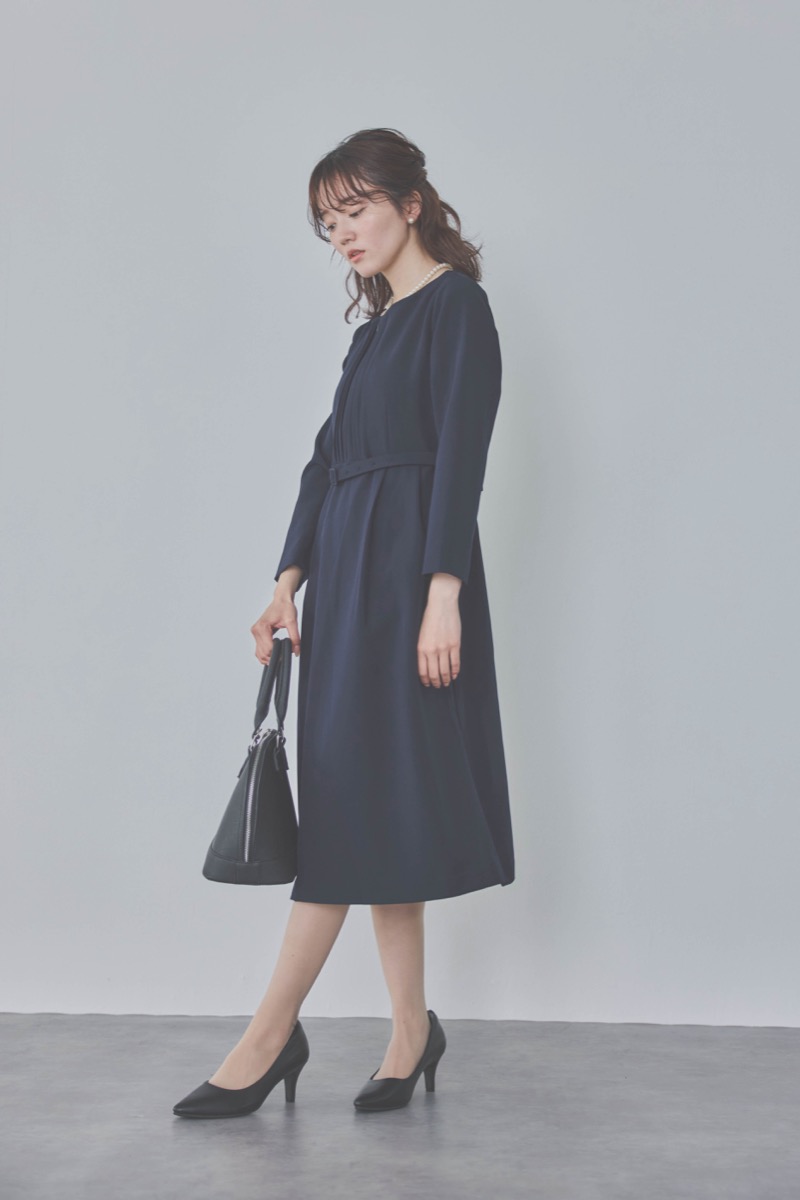 ネイビーのストレッチフレアワンピース