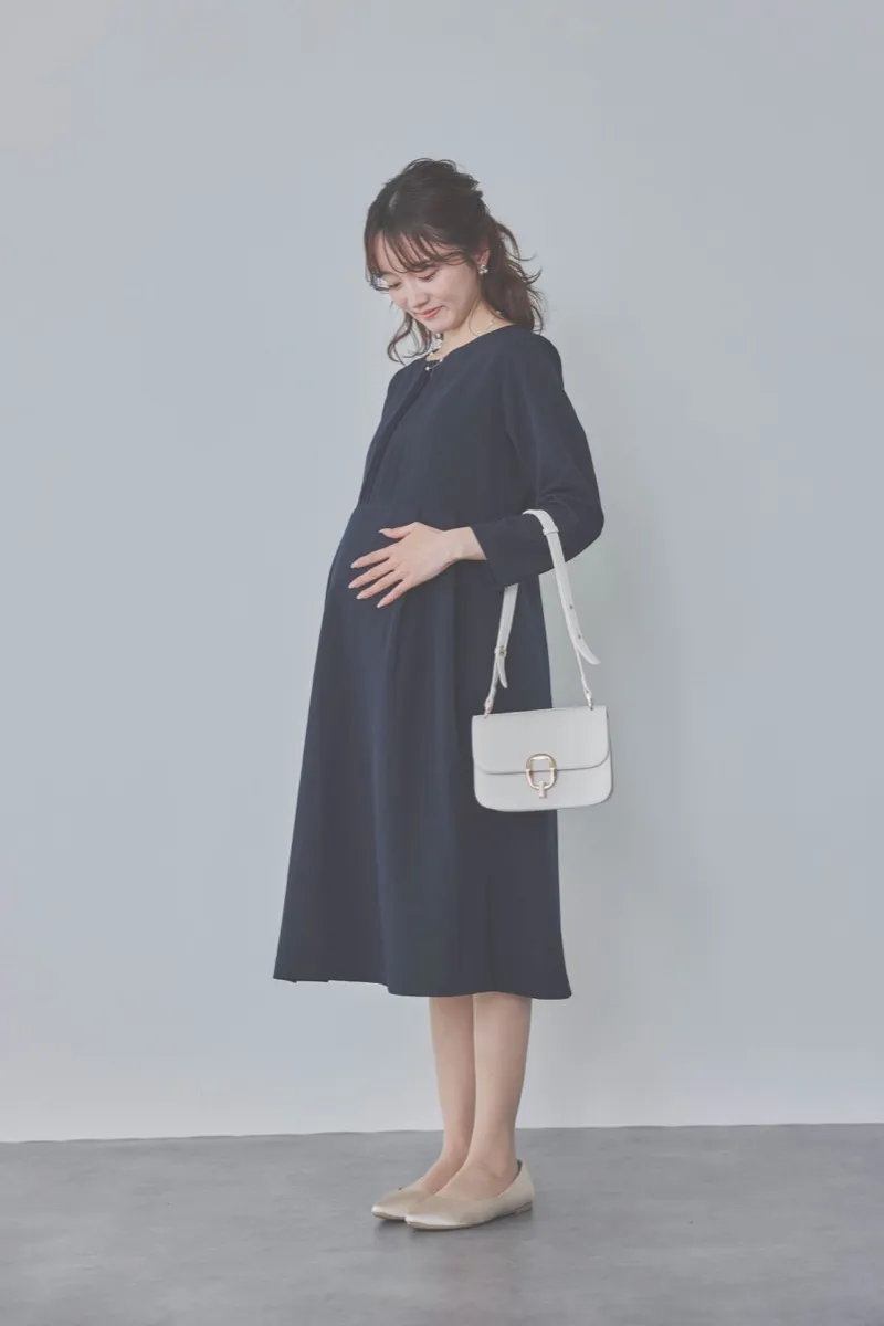 ネイビーのストレッチフレアワンピース