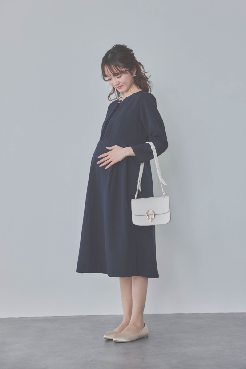 ネイビーのストレッチフレアワンピース