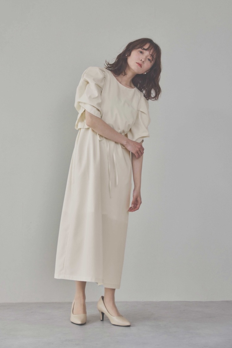 エクリュのボリューム袖Iラインワンピース