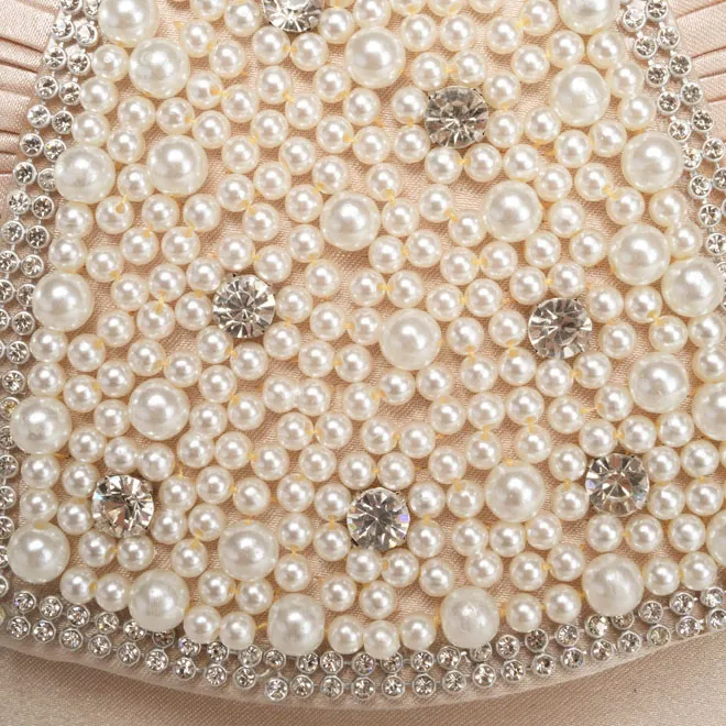 ベージュのパールとビジュー付きバッグ