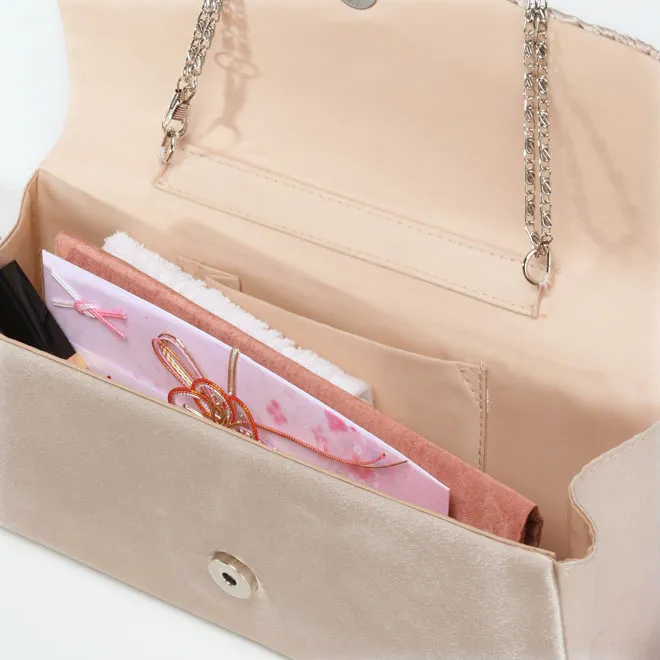 ベージュのパールとビジュー付きバッグ