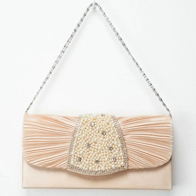 ベージュのパールとビジュー付きバッグ