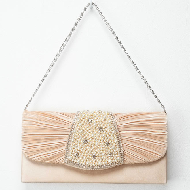 ベージュのパールとビジュー付きバッグ