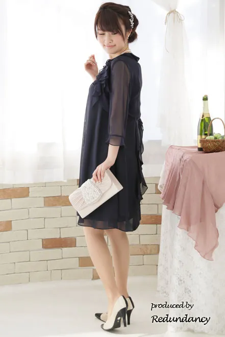 ベージュのパールとビジュー付きバッグ