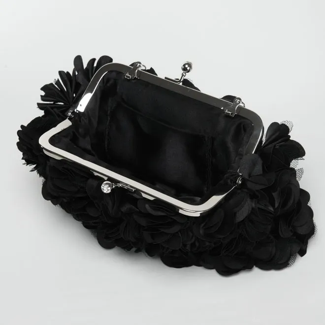 ブラックの花びらモチーフバッグ