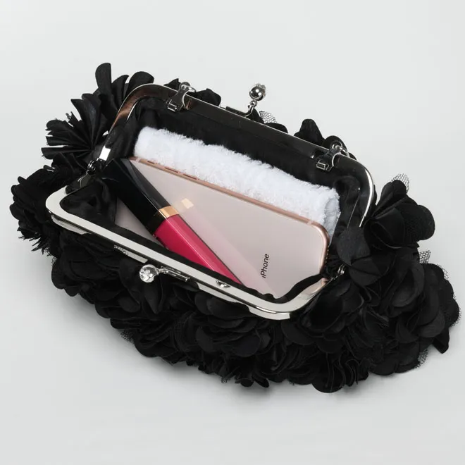 ブラックの花びらモチーフバッグ