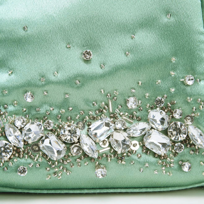 グリーンのビジュー付きバッグ