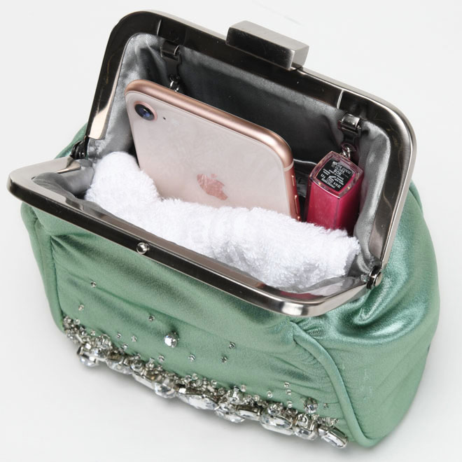 グリーンのビジュー付きバッグ