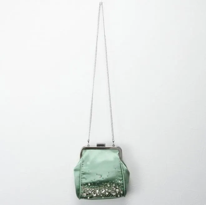 グリーンのビジュー付きバッグ