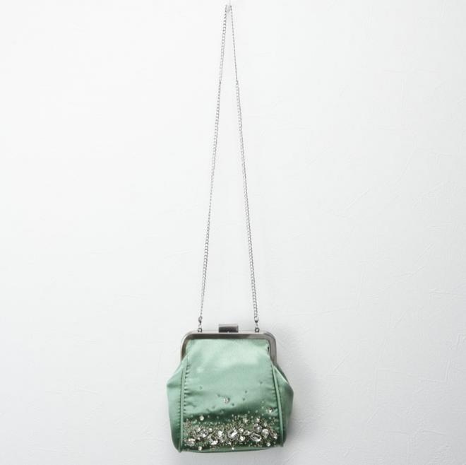 グリーンのビジュー付きバッグ