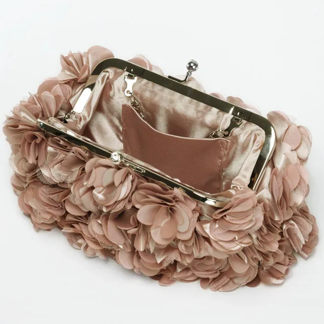 ピンクの花びらモチーフバッグ