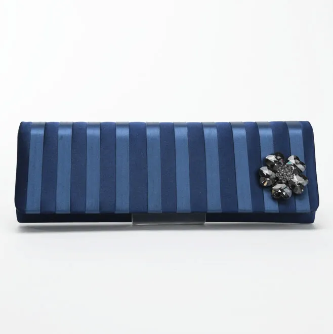 ブルーのストライプ柄バッグ