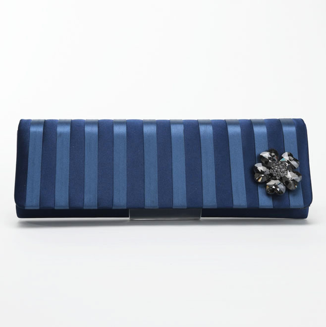 ブルーのストライプ柄バッグ