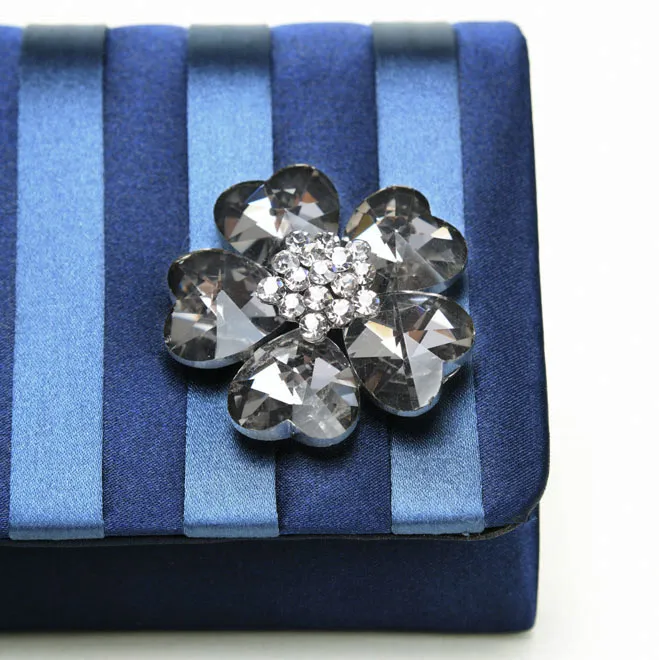 ブルーのストライプ柄バッグ