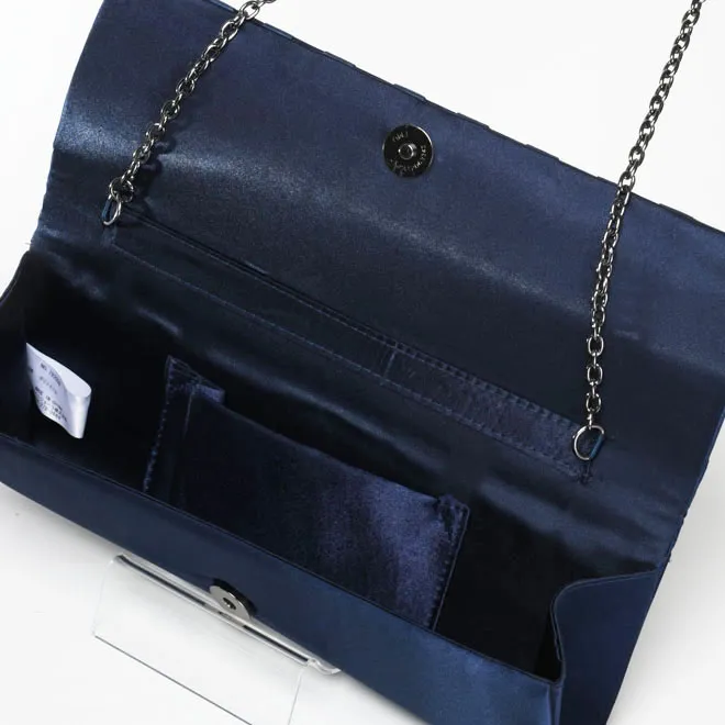 ブルーのストライプ柄バッグ