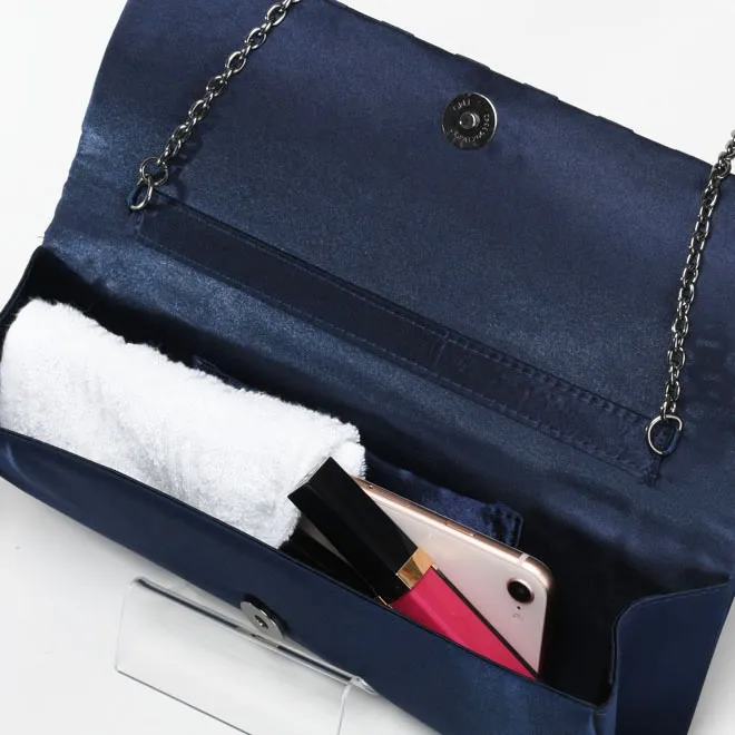 ブルーのストライプ柄バッグ