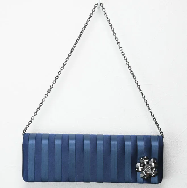 ブルーのストライプ柄バッグ