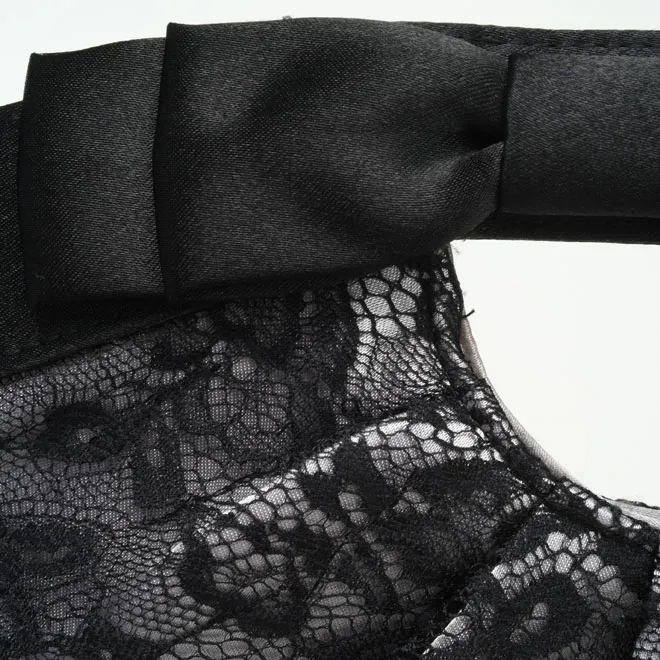 グレーのリボンとレースのバッグ