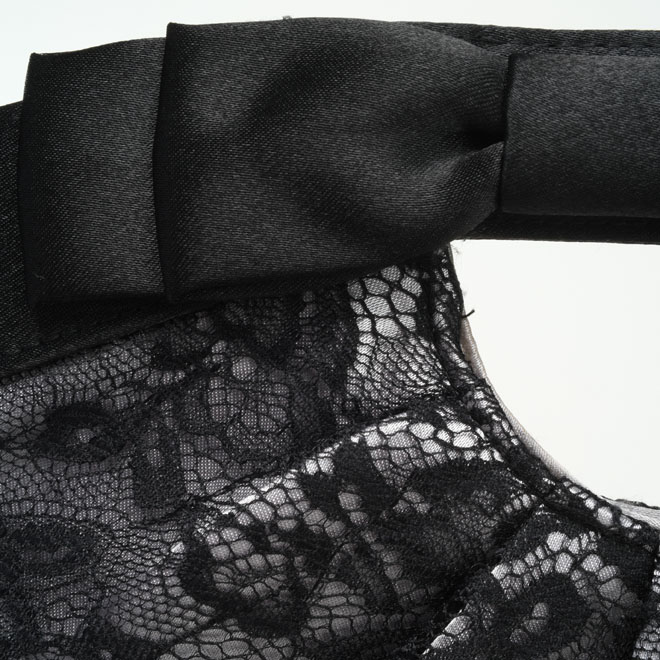 グレーのリボンとレースのバッグ