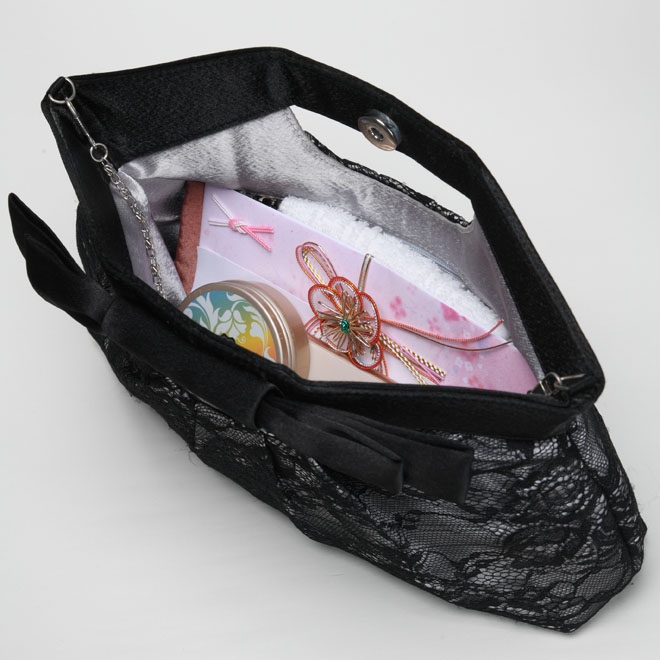 グレーのリボンとレースのバッグ