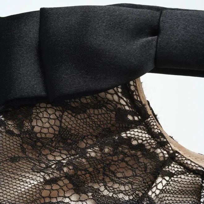 ベージュのリボンとレースのバッグ