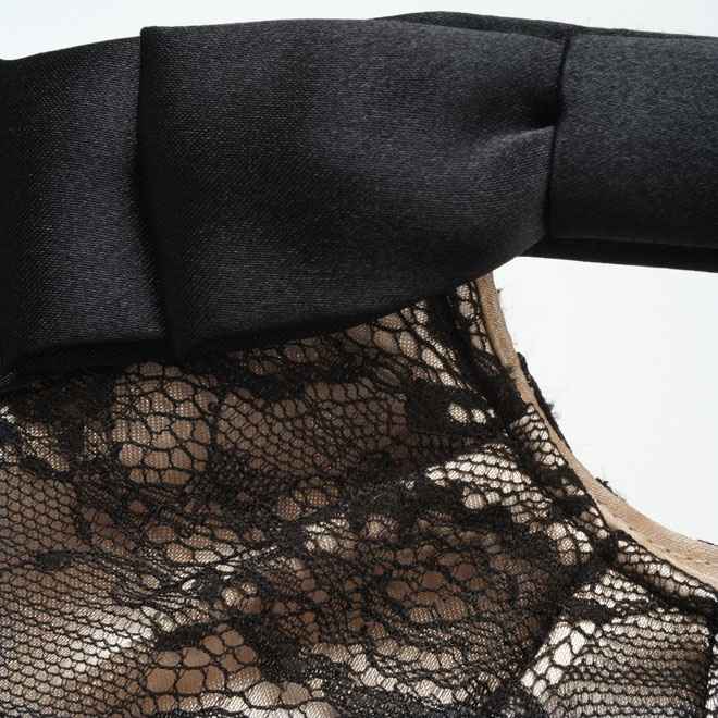 ベージュのリボンとレースのバッグ