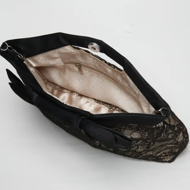 ベージュのリボンとレースのバッグ